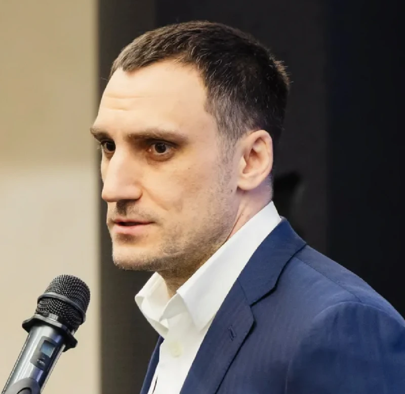 Юрий Головко выступает с микрофоном